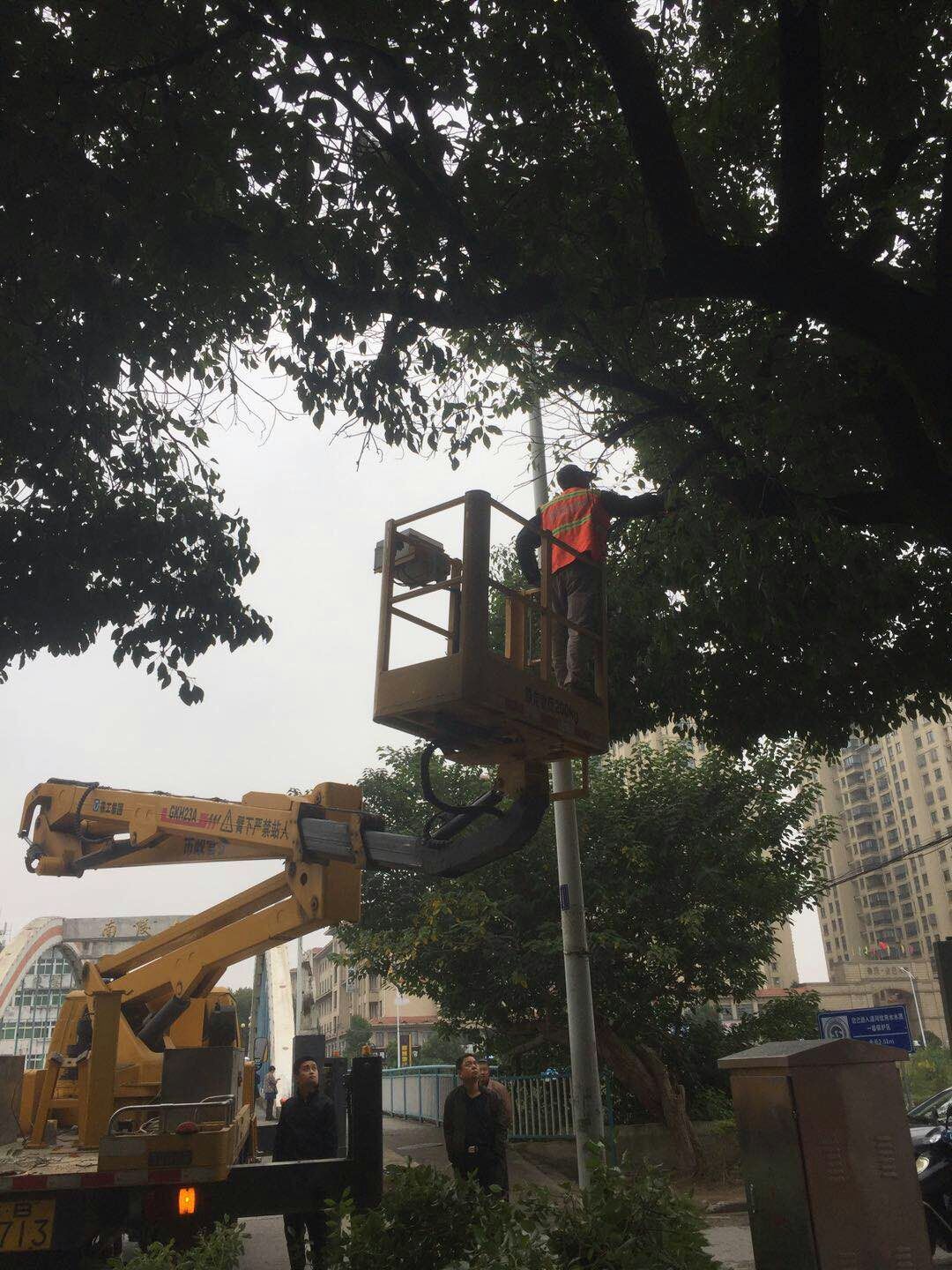 近日，我公司根據(jù)南陵縣市政園林所通知，組織安排人員車輛協(xié)助市政園林所路燈科修剪陵陽路兩側(cè)遮擋路燈照明的樹枝。此項工作持續(xù)了三天，消除了因路燈光照不足帶來的夜間通行安全隱患問題，受到沿線居民一致好評。